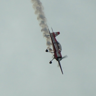 Flugzeug fliegt steil abwärts, Kunstflug in Altenburg