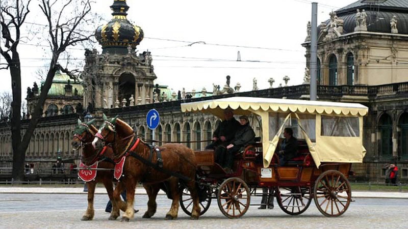 Pferdekutsche vor dem Dresdener Zwinger Kutschfahrt durch Dresden