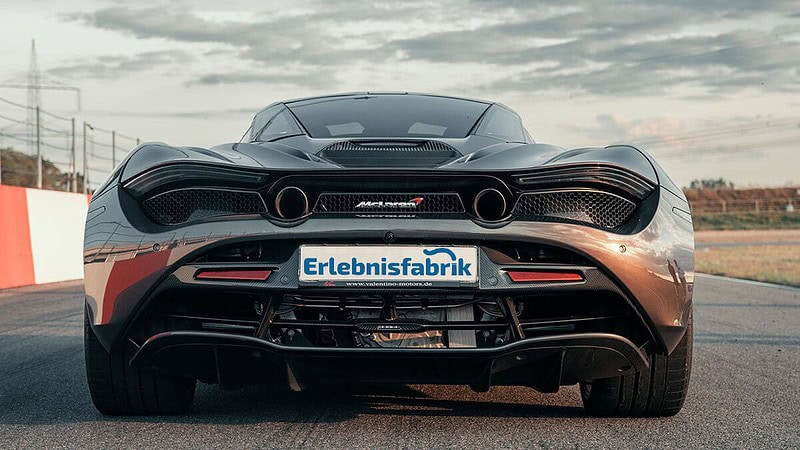 McLaren 720S auf einer Rennstrecke, Rückansicht