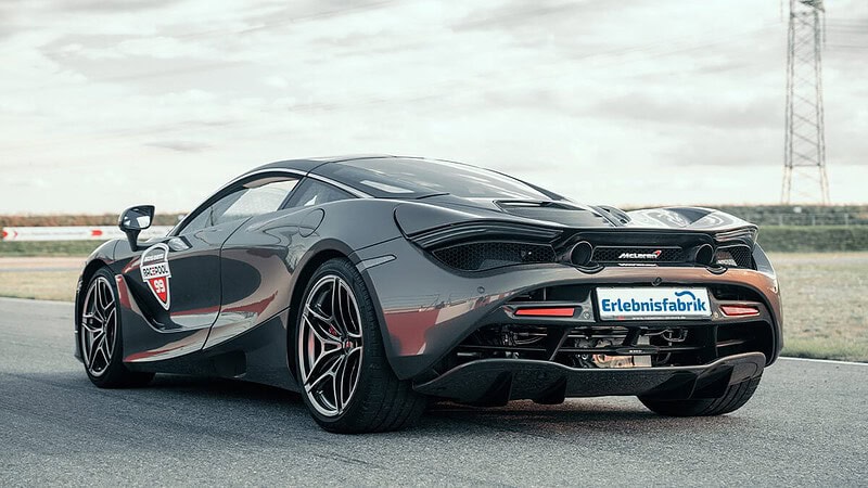 McLaren 720S auf einer Rennstrecke, Seitenansicht