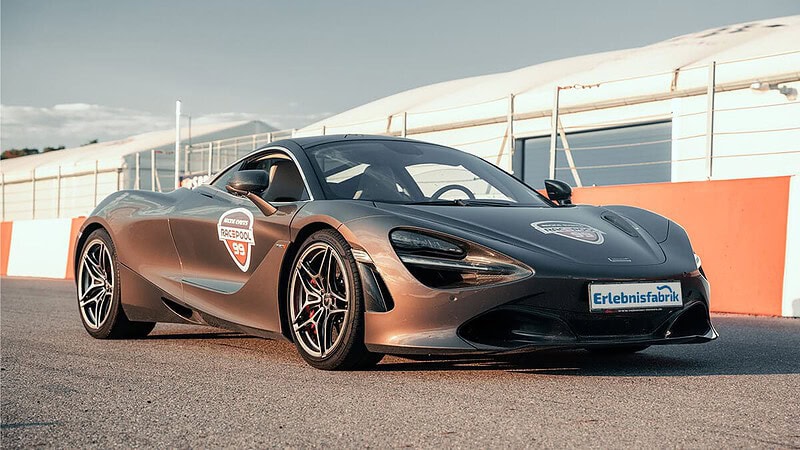 McLaren 720S auf einer Rennstrecke, Seitenansicht