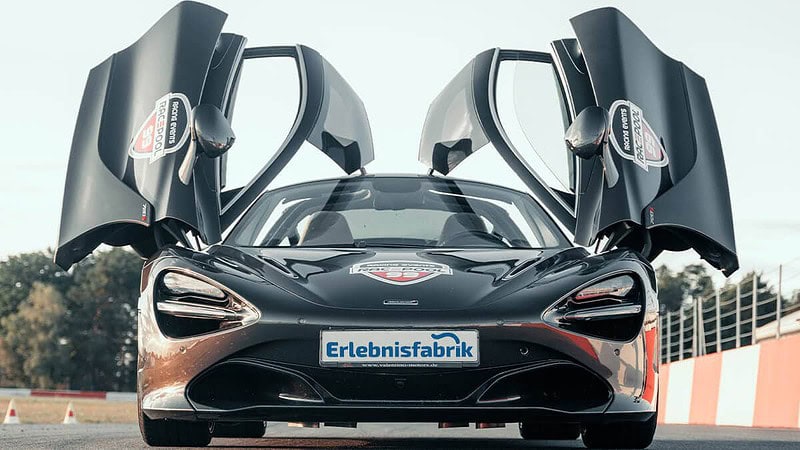 McLaren 720S auf einer Rennstrecke, Frontalansicht