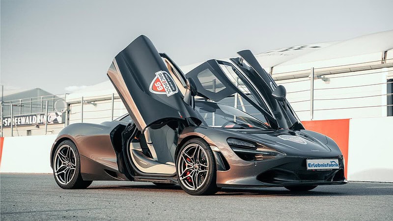 McLaren 720S auf einer Rennstrecke, Seitenansicht