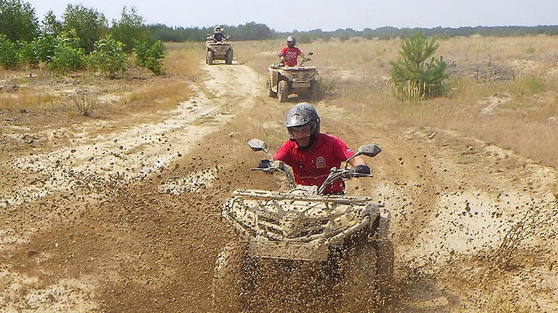 Quad fährt durch den Matsch