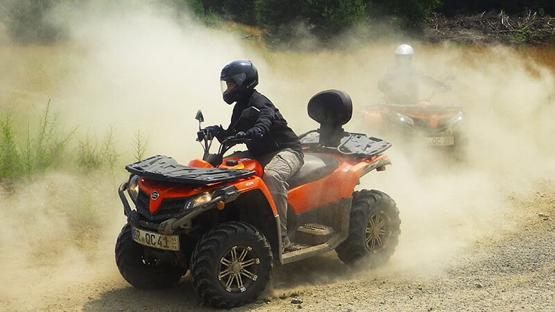 Quad driftet und wirbelt Staub auf