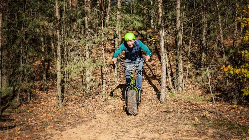 Abfahrt mit einem Monsterroller durch den Wald