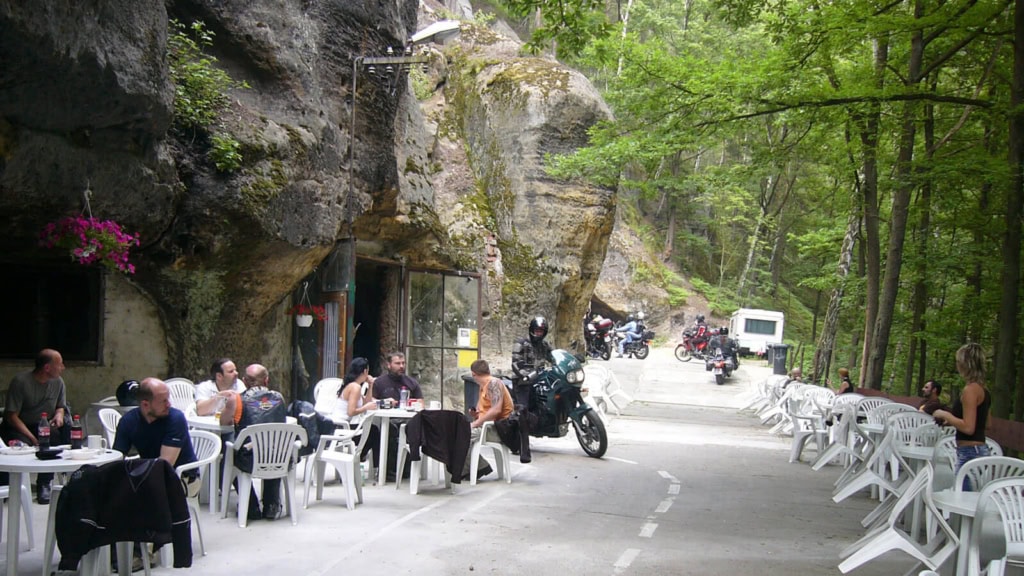 Motorradfahrer machen eine Pause während der Tour