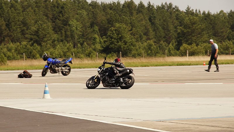 Motorradfahrer beim Slalom auf dem Lausitzring