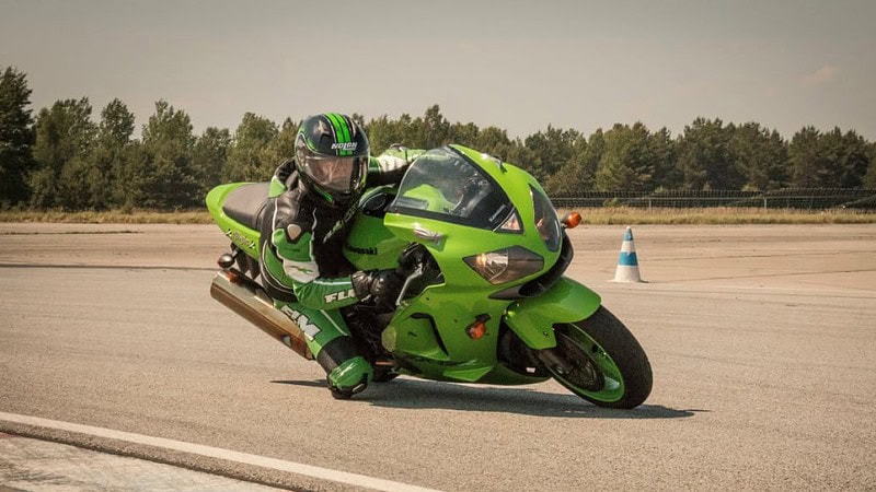 Motorradfahrer auf grünem Motorrad beim Fahrsicherheitstraining auf dem Lausitzring