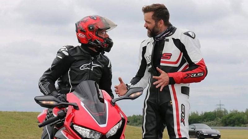 Lehrer und Fahrschüler beim Motorrad Fahrsciherheitstraining auf dem Lausitzring