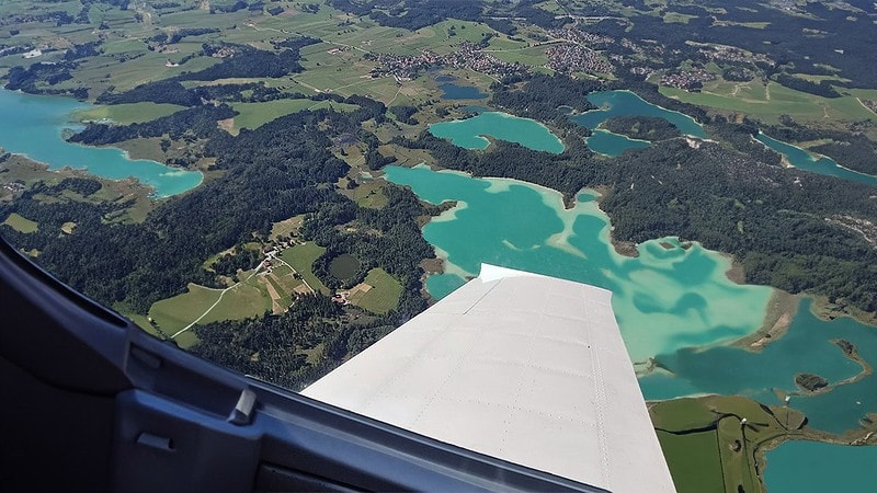 Man blickt aus einem Sportflugzeug auf verschiedene Seen. - Rundflug im Sportflugzeug