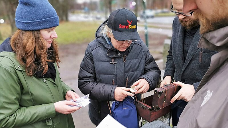 Kleine Gruppe mit kleiner Schatzkiste in der Hand.