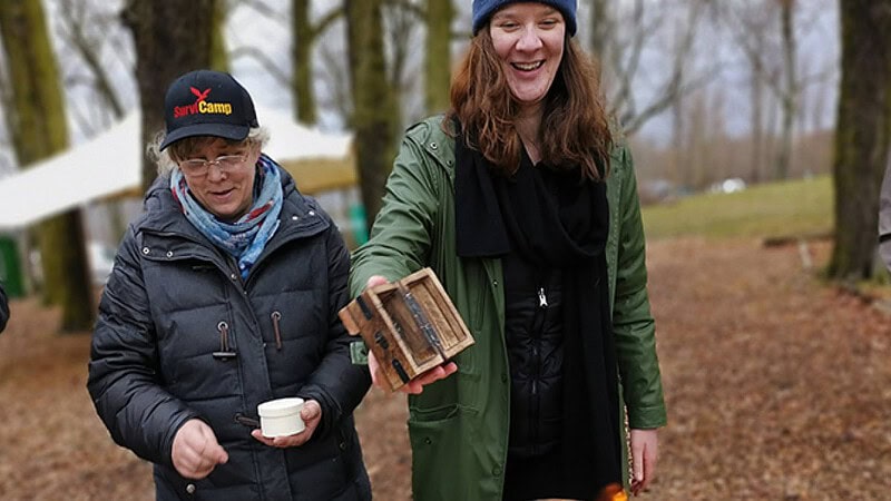 Frau mit kleiner Kiste in der Hand.