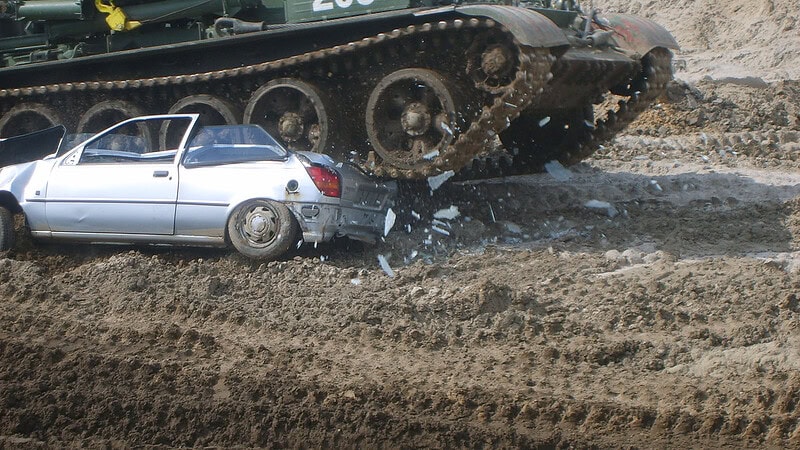 Panzer fährt über Auto, Panzer fahren bei Berlin