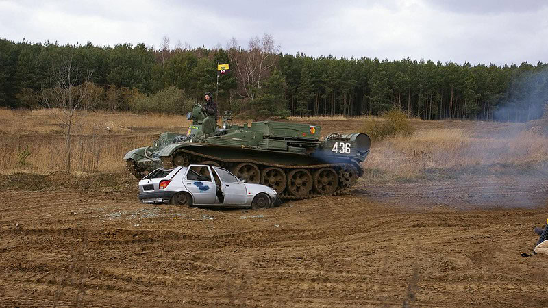 Panzer fährt über Auto, T55 Panzer, Panzer fahren bei Berlin