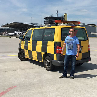 Flugplatz in Sachsen mit einem Auto im hintergrund - Parabelflug