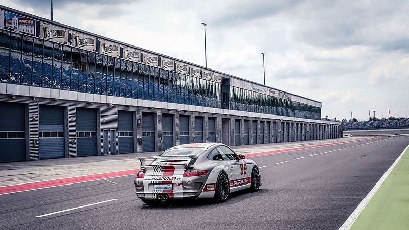 Porsche 911 auf einer Rennstrecke, Hinteransicht