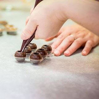 Pralinen befüllen beim Pralinenseminar in Dresden