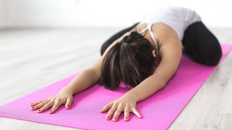 Frau macht Yogaübung - Prana Hatha Yoga in Dresden