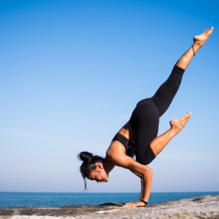 Frau macht Yogaübung - Prana Hatha Yoga in Dresden