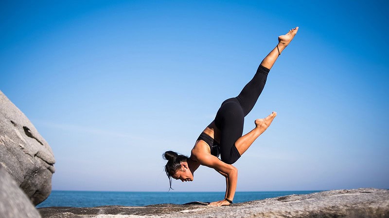 Frau macht Yogaübung - Prana Hatha Yoga in Dresden