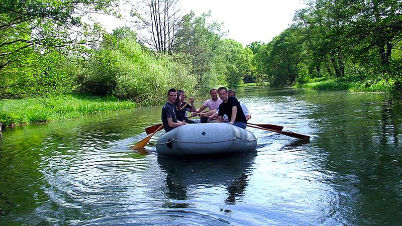 Eine Gruppe von Personen fahren in einem Boot.