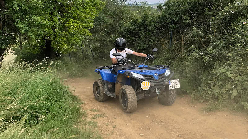 Der Fahrer fährt auf einem Quad