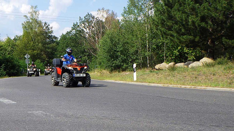 Ein Quad fährt Onroad auf einer Straße in Sachsen.