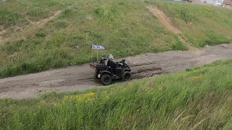 Ein Quad fährt auf einer LAndstraße bei Berlin