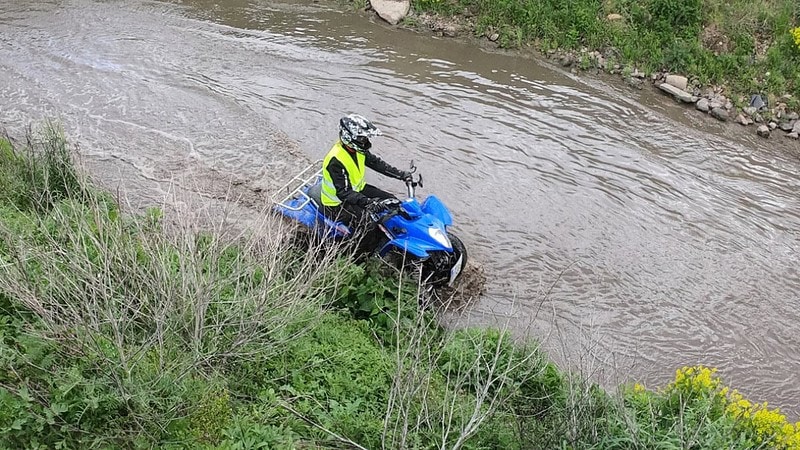 Quad fährt durchs Wasser