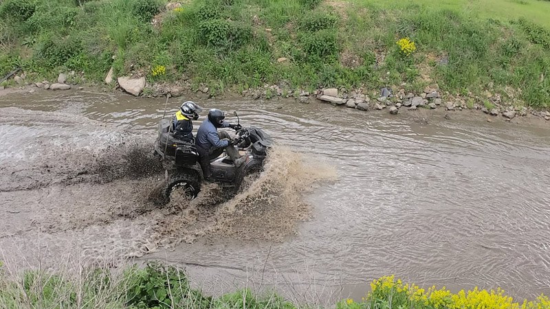 Quad bei Berlin im Wasser bei der Quad Offroad Tour