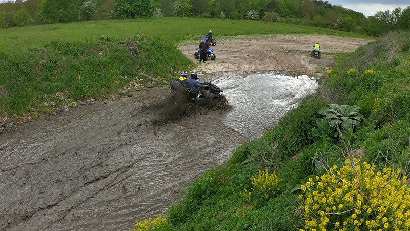 Quad fährt bei Berlin durch Wasser