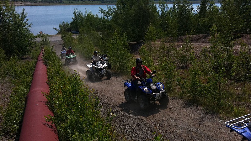 Quads fahren im Konvoi ein Piste empor