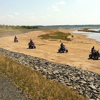 Quads fahren am Baggersee entlang bei der Quadtour