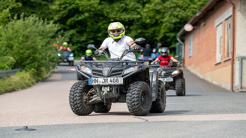 Mehrere Quads, die hintereinander dem Tourguide hinterher fahren.