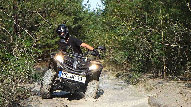 Quad fährt durch eine Pfütze bei der Quad Abenteuertour.