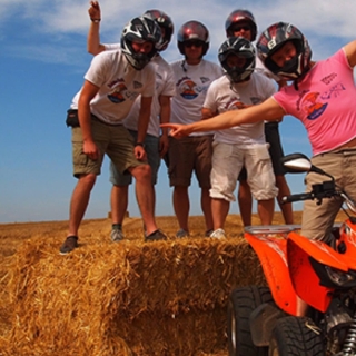 Männer posieren mit einem Quad zu der Quad Schnuppertour