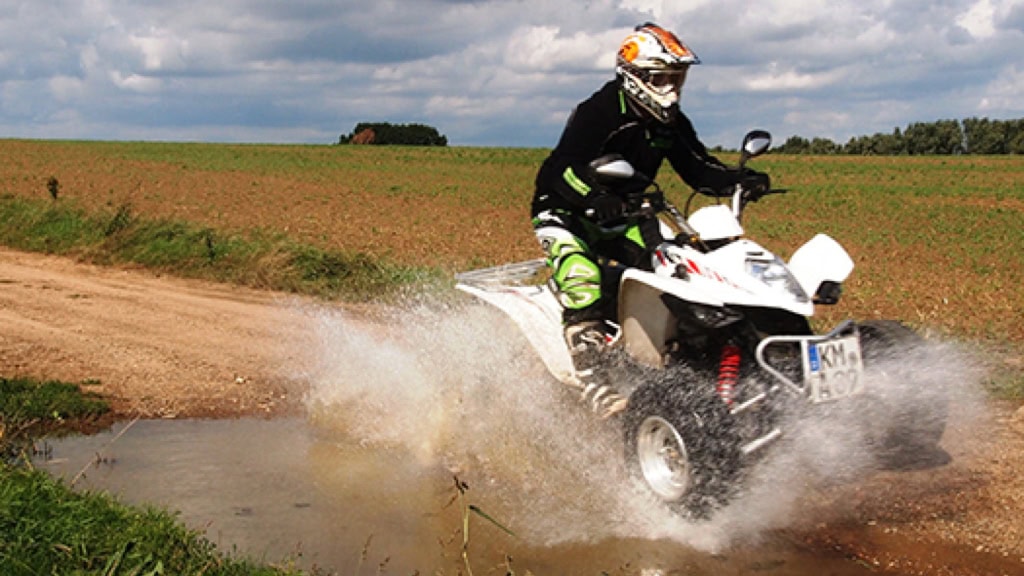 Quad fährt durch eine Pfütze bei der Quad Schnuppertour