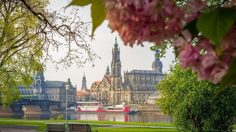 Blick auf die Stadt Dresden über den Fluss