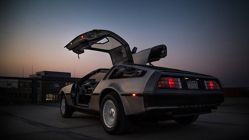 Fahrzeug mit geöffneten Flügeltüren - Rundfahrt im DeLorean in Dresden