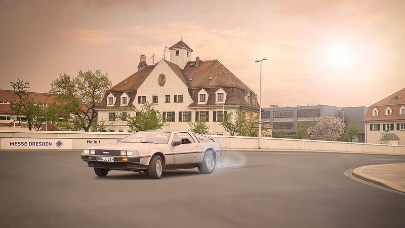 DeLorean fährt um die Kurve bei der Rundfahrt im DeLorean in Dresden