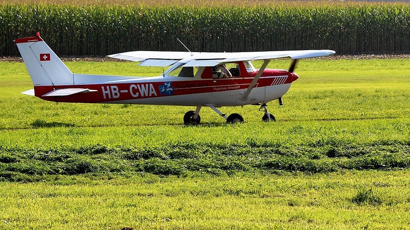 Ein kleines rotes Flugzeug