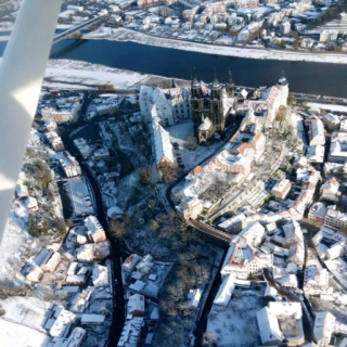 Blick auf eine große Stadt aus dem Cockpit