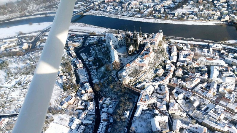 Blick auf eine große Stadt aus dem Cockpit