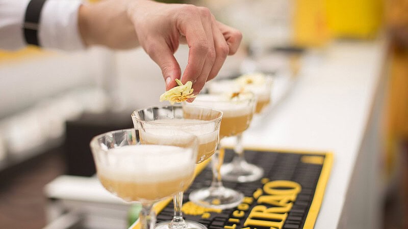 Cocktails werden ausgeschenkt - Rundgang durch die Dresdner Neustadt