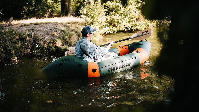 Schlauchboot mieten - Packraft ist fertig und Person sitzt im Boot