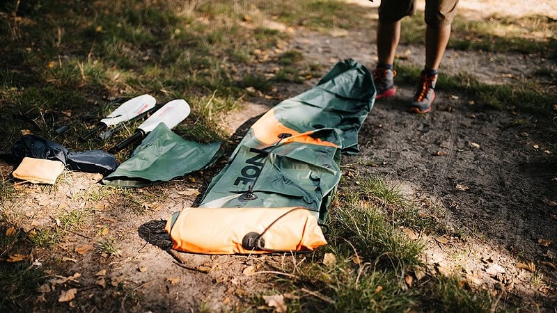 Schlauchboot mieten - Packraft wird zusammengebaut. liegt auf dem Boden