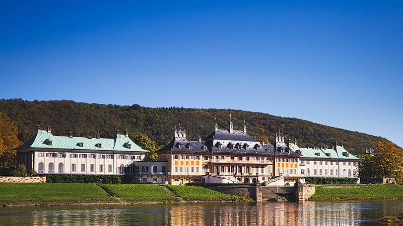 Blick von der Elbe auf das Schloss Pillnitz.