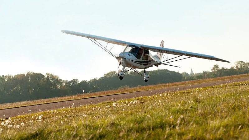 Ultraleichtflugzeug über wiese beim Schnupperkurs Flugzeug selber fliegen