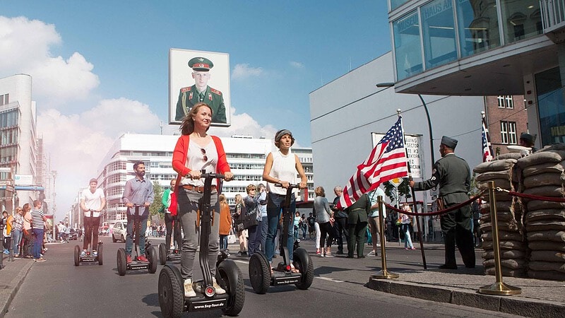 zwei Menschen Segways auf einer Straße voller Menschen in Berlin